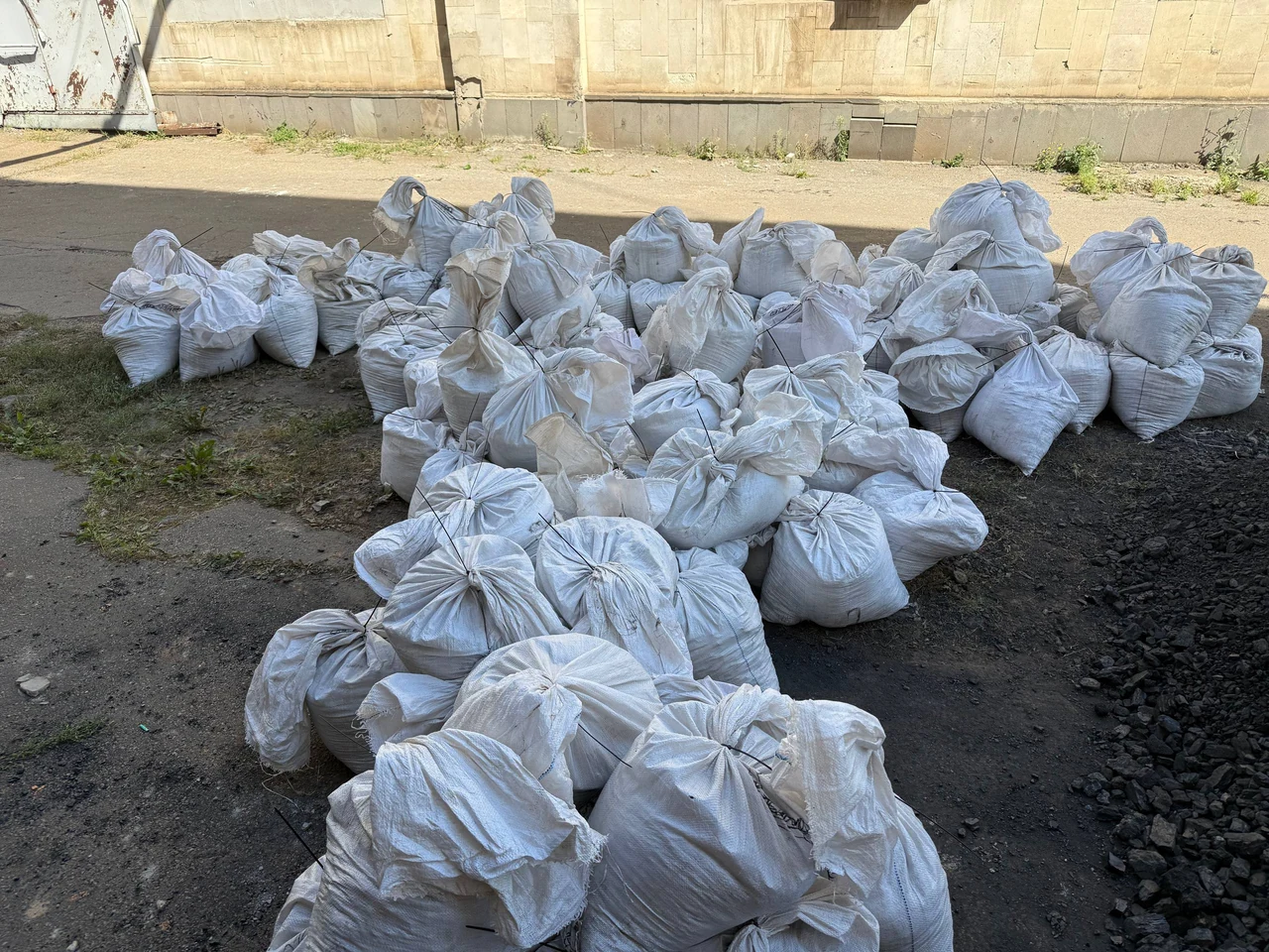 Партія фасованого вугілля в мішках на складському майданчику